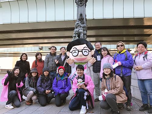 スタート地点の日本橋で参加者と植田社長（後列右から４人目）が記念撮影